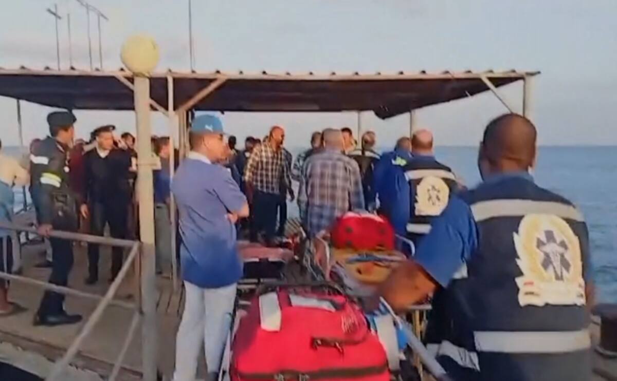 Los supervivientes llegan a tierra tras el naufragio de un barco turístico en el Mar Rojo. / BBC.