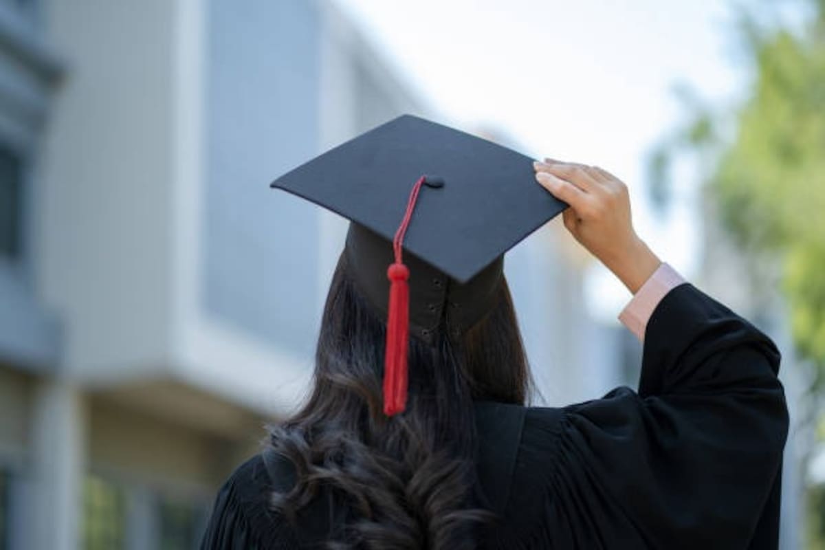 PRI propone titulación gratuita para egresados universitarios en México
