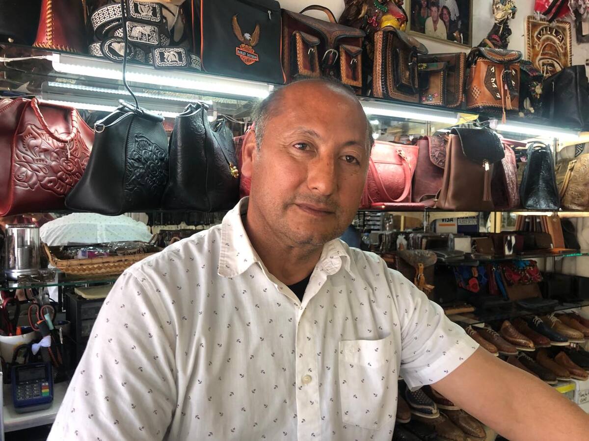 Experimentan vendedores baja hasta del 50% en mercado de artesanías