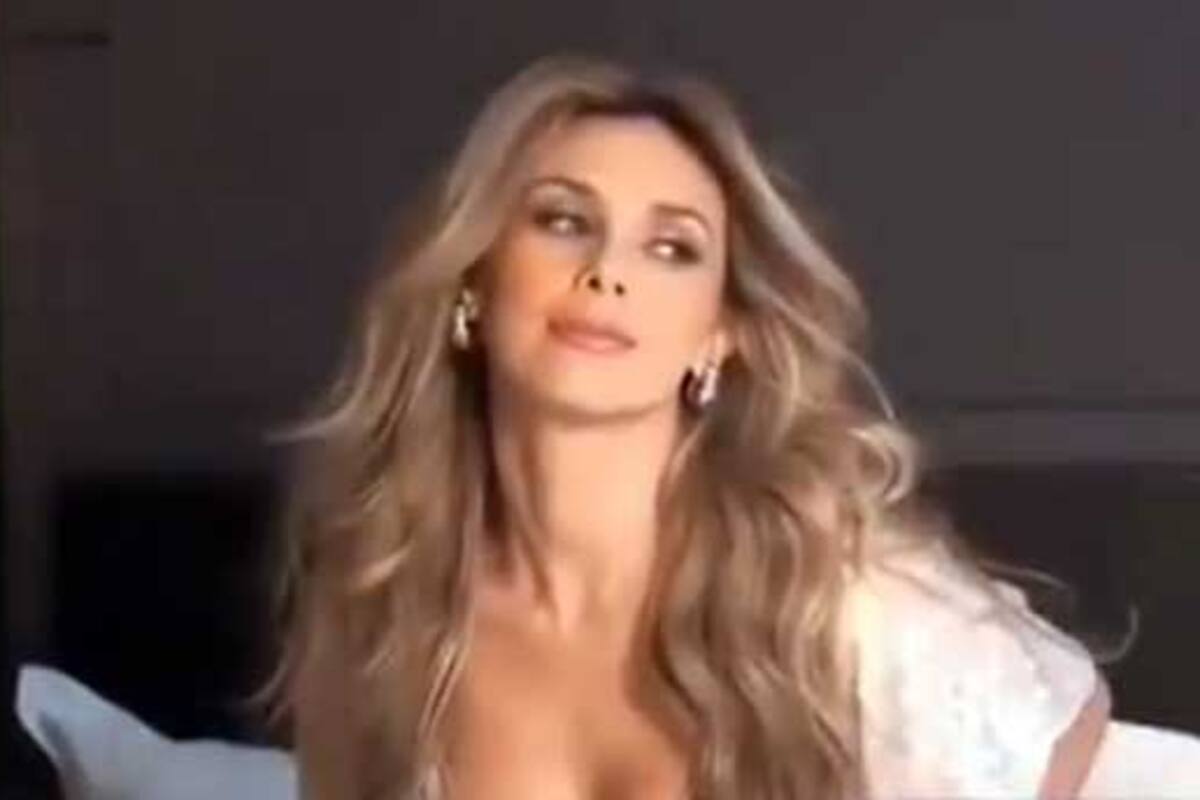Consiente Aracely Arámbula a sus fans con foto en lencería