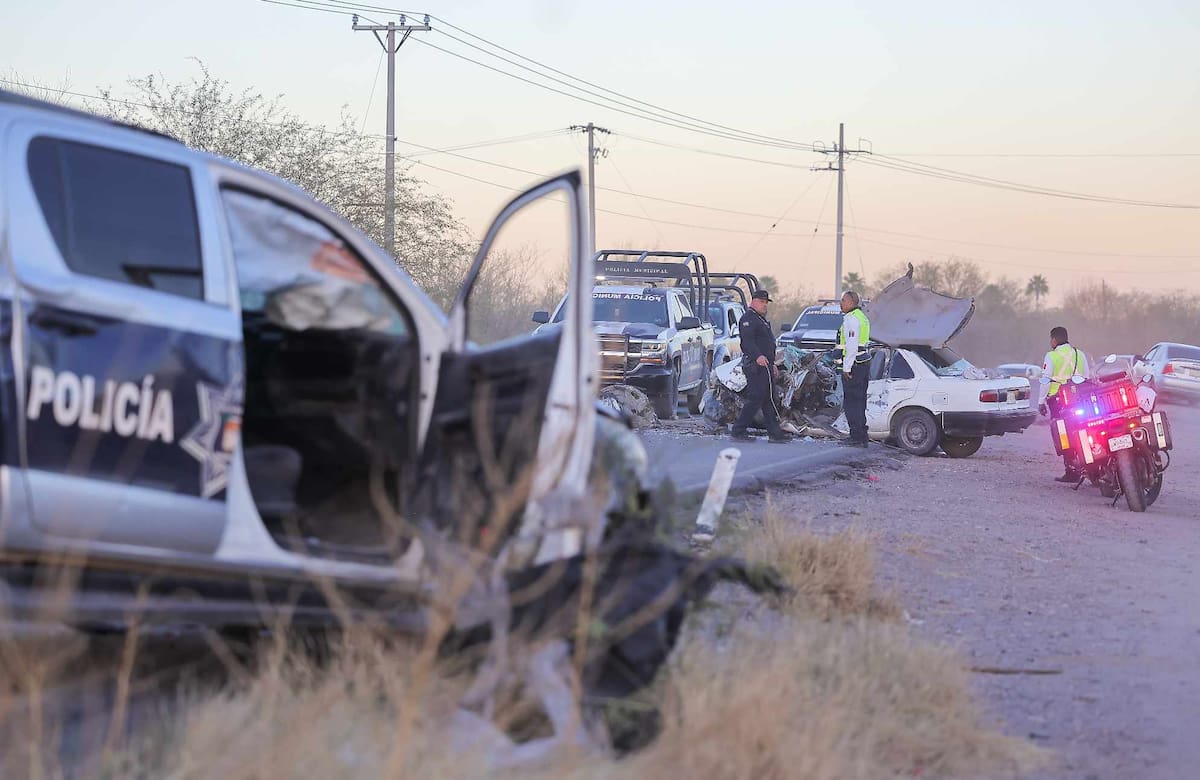 El accidente ocurrió cuando una patrulla pick up y un Tsuru blanco colisionaron de frente. Foto: Eleazar Escobar