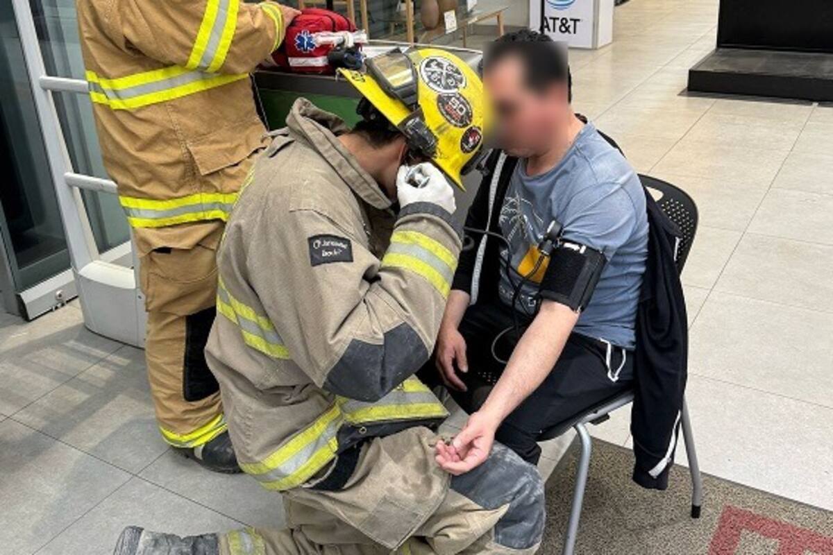Hombre queda encerrado en tienda Elektra tras ir al baño