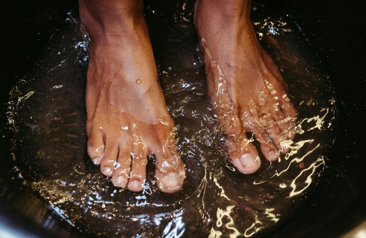 Usar vinagre con agua tibia en los pies ayuda a combatir el mal olor y suavizar la piel, efecto atribuido a su acción antibacteriana | Foto: Especial (canva)