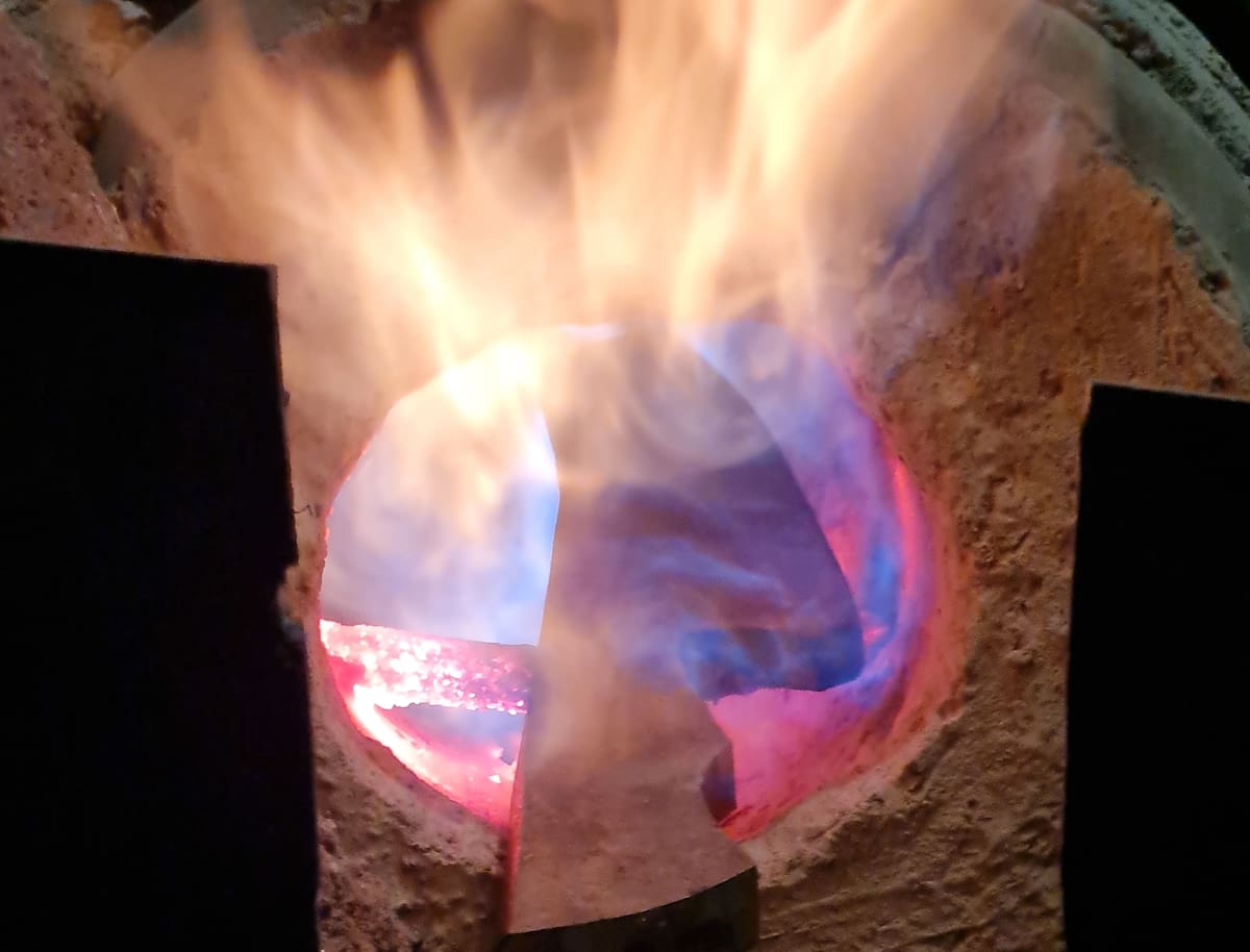 A una temperatura de 800° C y
con miles de martillazos, Cristopher Vázquez Montaño, de 24 años
de edad, crea los cuchillos