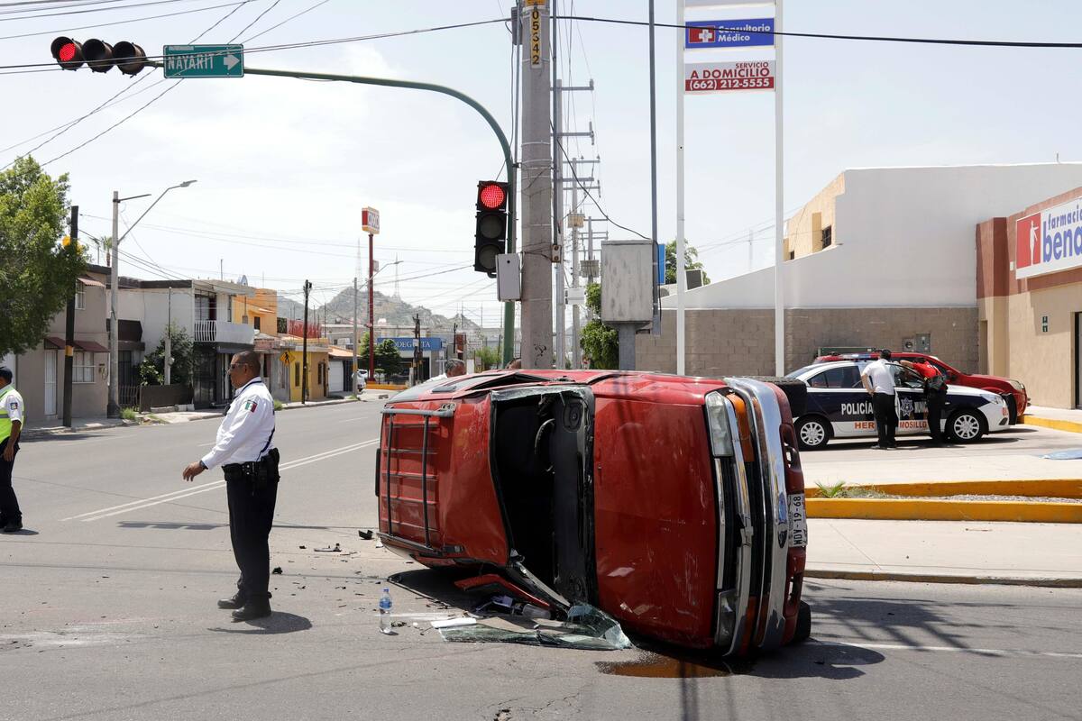 No respeta el semáforo y causa choque volcadura