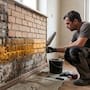 Esta técnica permite reparar una pared húmeda sin demoler todo el muro, al crear una barrera que detiene el paso del agua desde la base y ayuda a evitar que continúen los daños en la pintura y el revestimiento