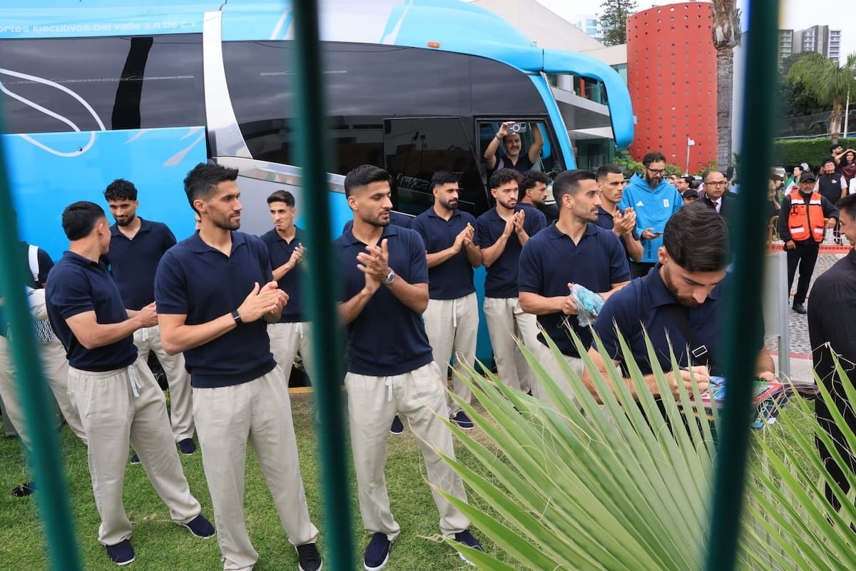 Decenas de seguidores acudieron al hotel donde se concentró el equipo iraní para despedirlo con autógrafos, fotografías y regalos, cerrando así uno de los capítulos mundialistas que vivió Tijuana durante la Copa Mundial de la FIFA 2026. Foto: Sergio Ortiz