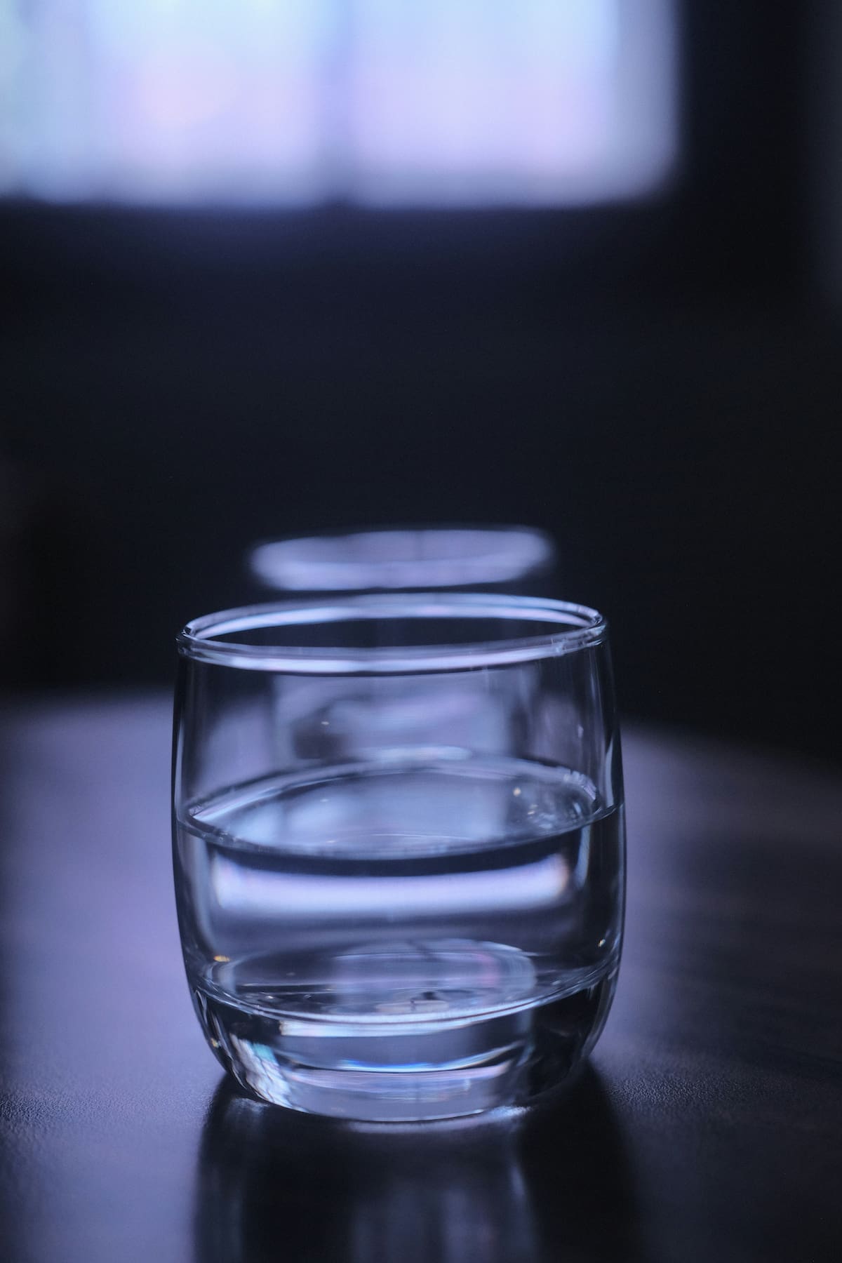 Llena un recipiente con agua limpia y unas gotas de aceite esencial. Déjalo una hora bajo la luz lunar.
