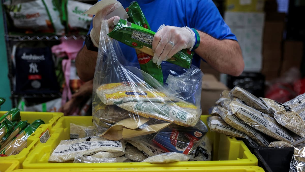 Una encuesta indicó que 67% de los residentes tuvo que elegir al menos una vez entre comprar comida o pagar renta, transporte o servicios. /Reuters