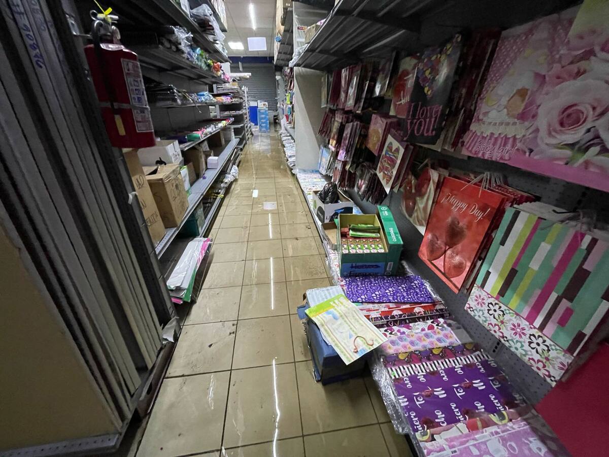 El comercio luce totalmente inundado.