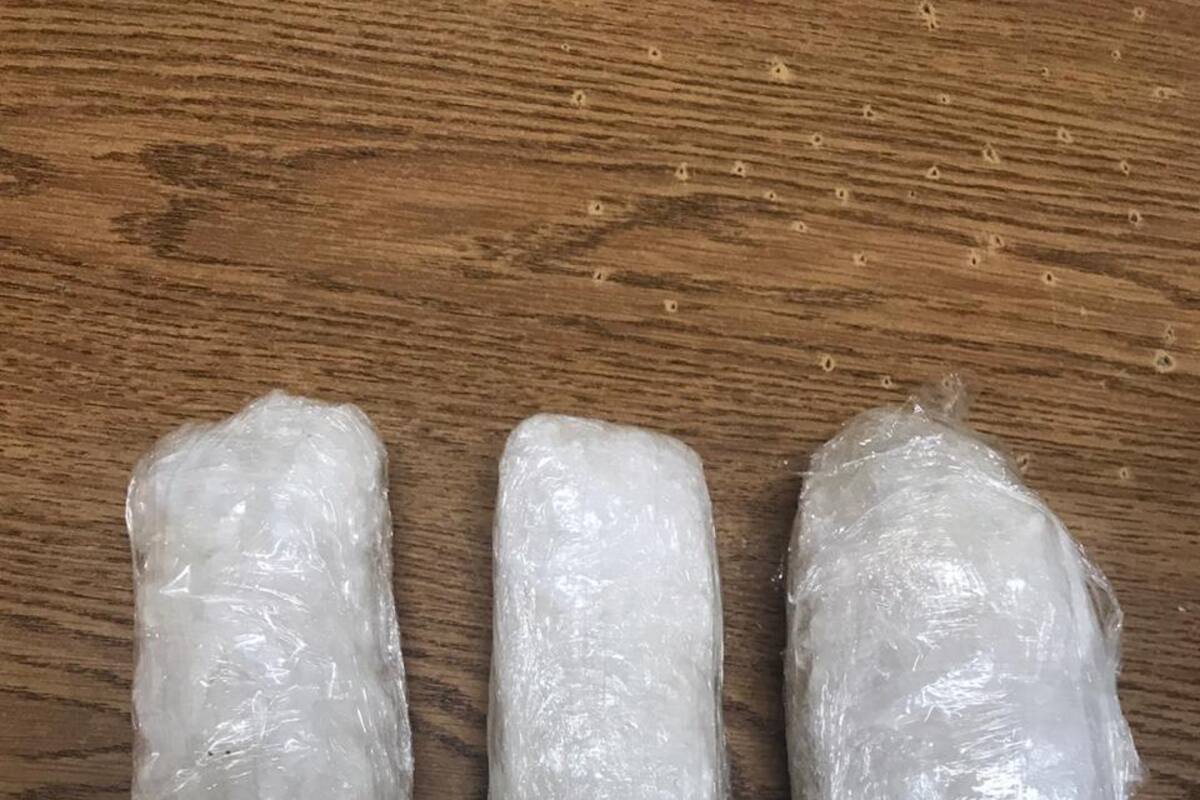 Detienen a dos por posesión de “cristal”