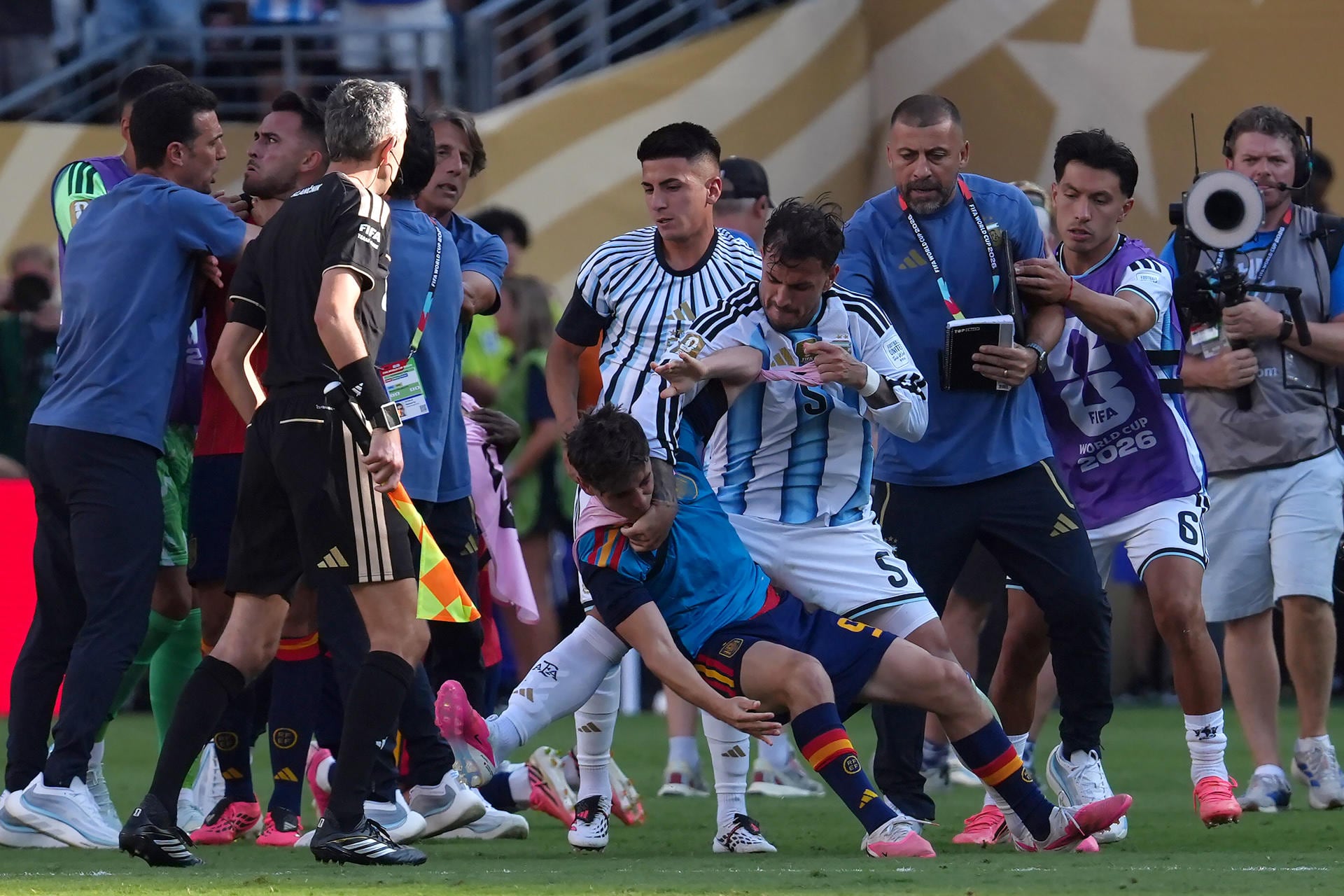 Leandro Paredes (c) de Argentina empuja a Gavi (c-abajo) de España, al finalizar el partido de la final del Mundial de la FIFA 2026 entre España y Argentina en el estadio MetLife en Nueva Jersey (Estados Unidos). | Crédito: EFE/ Angel Colmenares