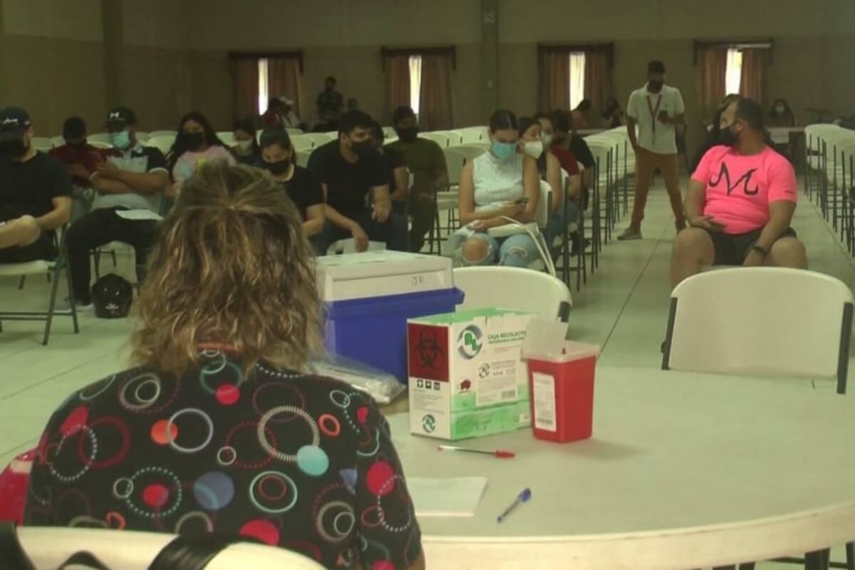 Personas se desmayan durante la Jornada de Vacunación Covid de 18 a 39 en Navojoa