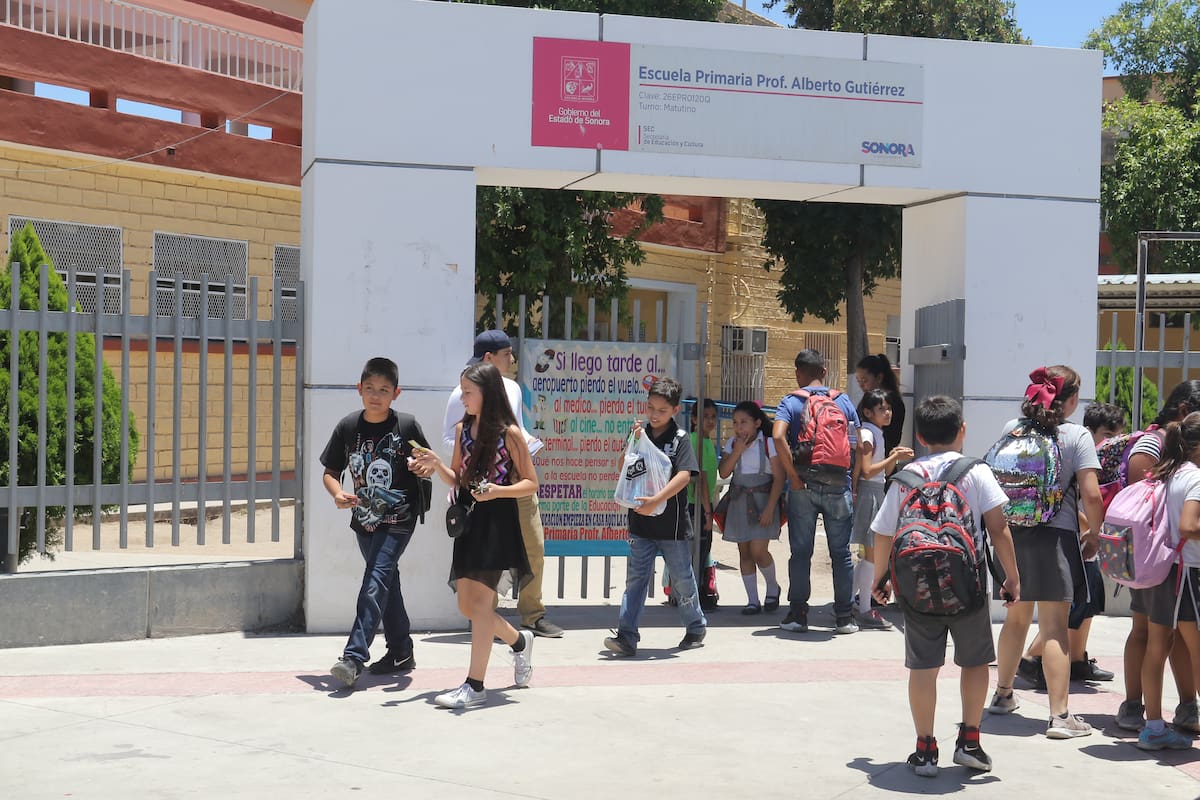 Estudiantes se van ya de ¡felices! vacaciones