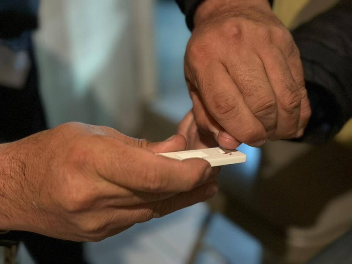 La prueba rápida del Antígeno consiste en colocar dos gotas de sangre en el dispositivo obteniendo el resultado en tan solo cinco minutos. Foto: Cortesía