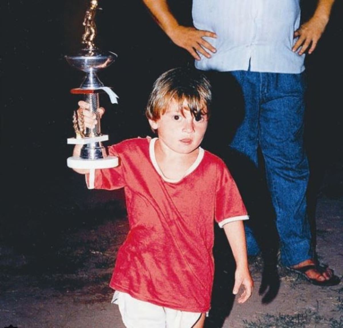 Lionel Messi desde muy pequeño ya levantaba trofeos. (Foto: AP)