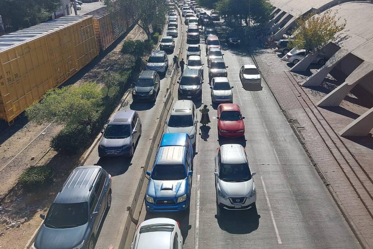 Esperas de 90 minutos para cruzar por garita de Nogales… y va en aumento