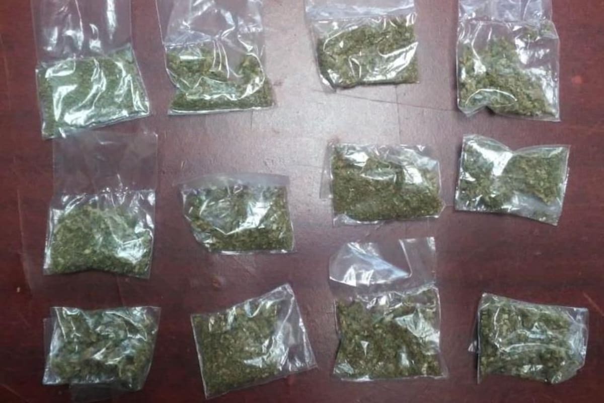 Menores escandalizaban en la vía pública; les hallan droga