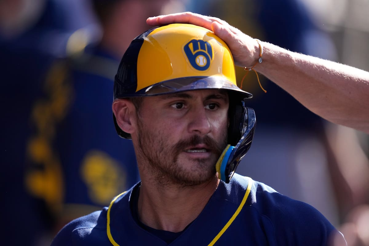 El mexicano Joey Ortiz, de los Cerveceros de Milwaukee, es felicitado en la cueva luego de batear un jonrón de dos carreras ante los Dodgers de Los Ángeles, el sábado 15 de agosto de 2026 (AP Foto/Mark J. Terrill)