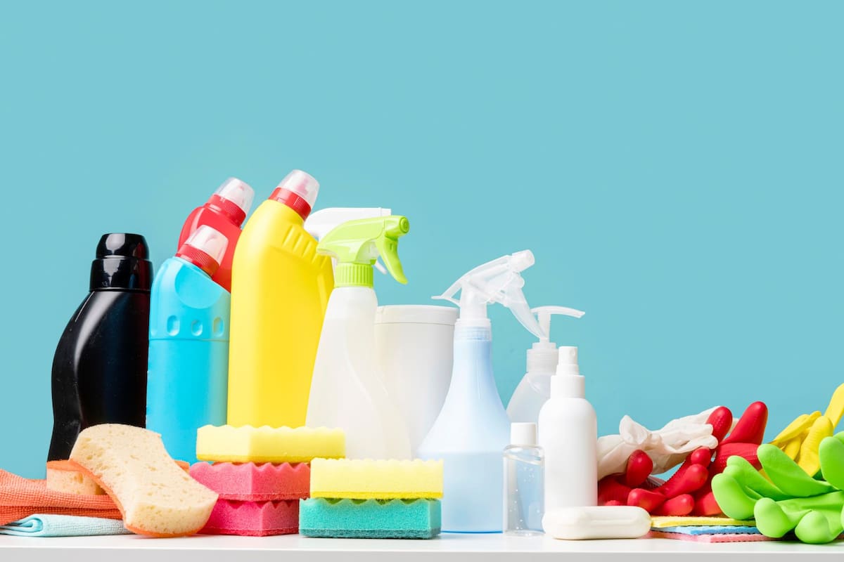 La industria de la limpieza en México alcanzó un valor de 155 mil millones de pesos al año; los mexicanos gastan un promedio de 1,186 pesos por persona en estos productos para prevenir enfermedades en casa