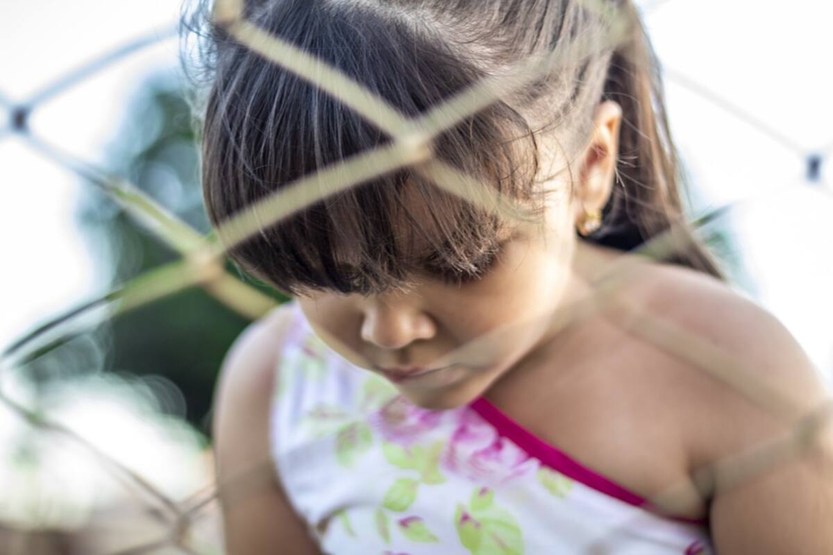 Joven viola y golpea a niña cuando iba por chocolates a la tienda; la entierra viva