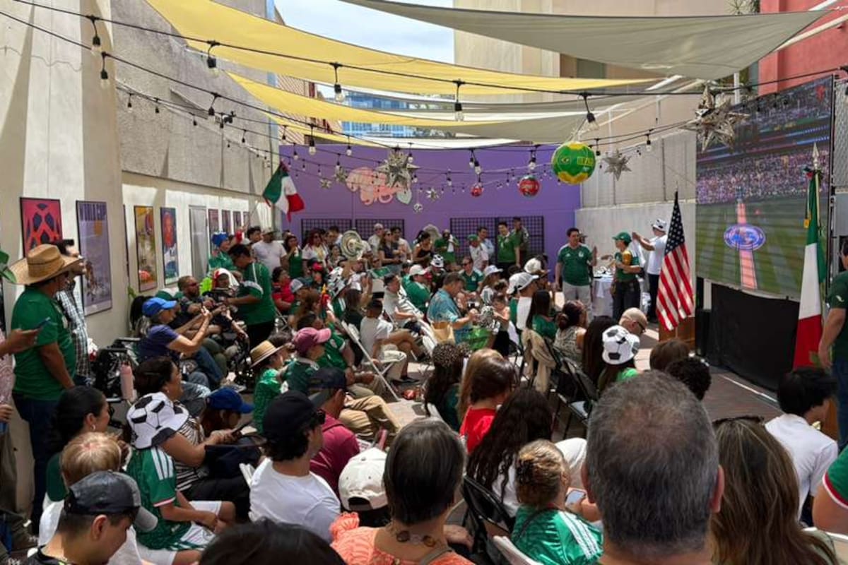 Mexicanos celebran mundial de fútbol desde Consulado de México en San Diego