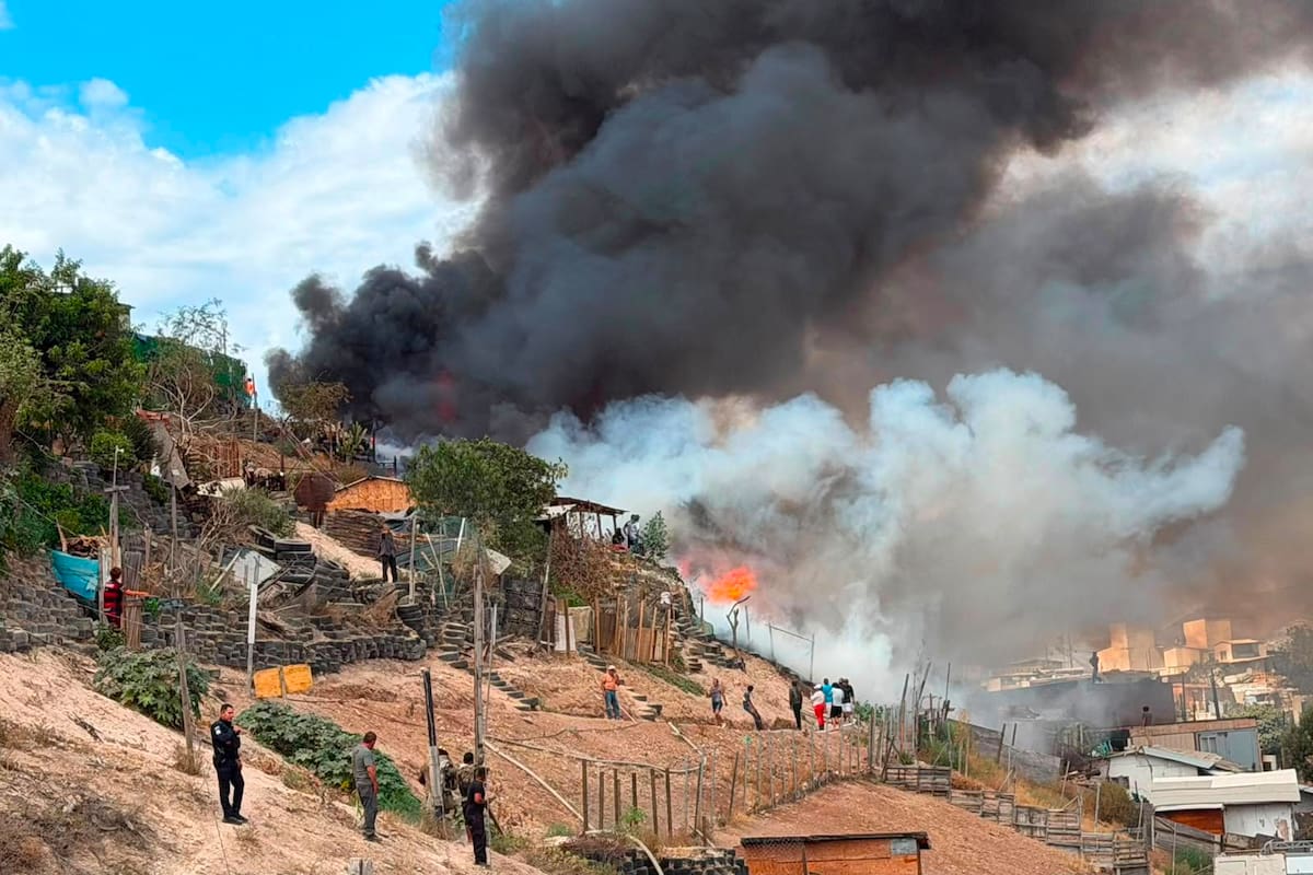 Incendio consume tres viviendas en Cerro Colorado; no hubo personas lesionadas