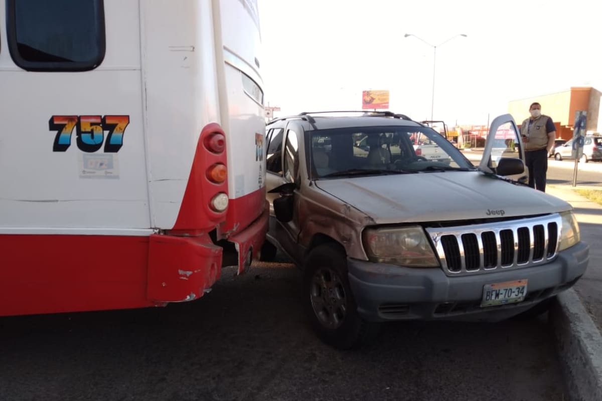 Tren embiste camión de pasajeros