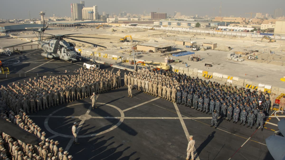 Estados Unidos evacuó a 1,500 militares con familias y mascotas desde base naval en Baréin tras ataque con misiles y drones, en un operativo urgente ante riesgos de seguridad en Oriente Medio