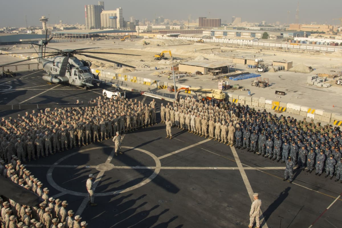 Estados Unidos evacuó a 1,500 militares con familias y mascotas desde base naval en Baréin tras ataque con misiles y drones, en un operativo urgente ante riesgos de seguridad en Oriente Medio