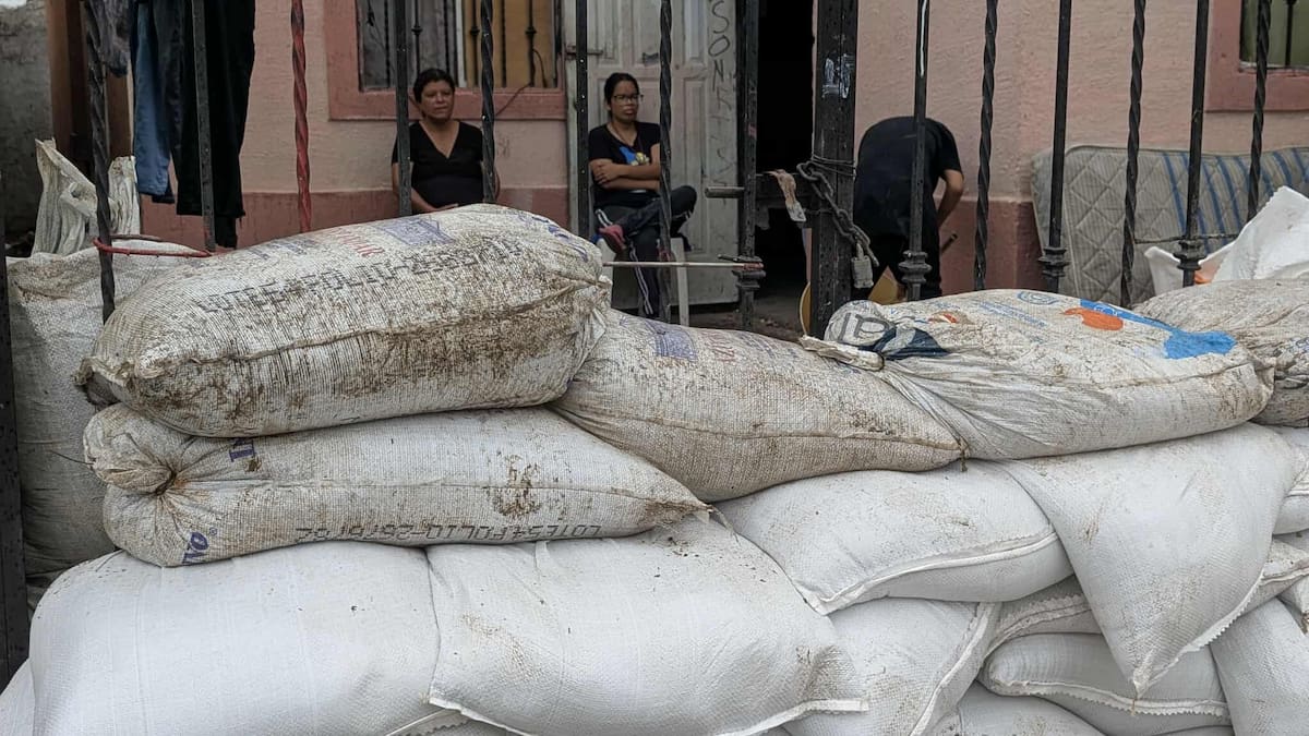 Los vecinos señalan que han tenido que dividirse para dormir en casas de familiares.