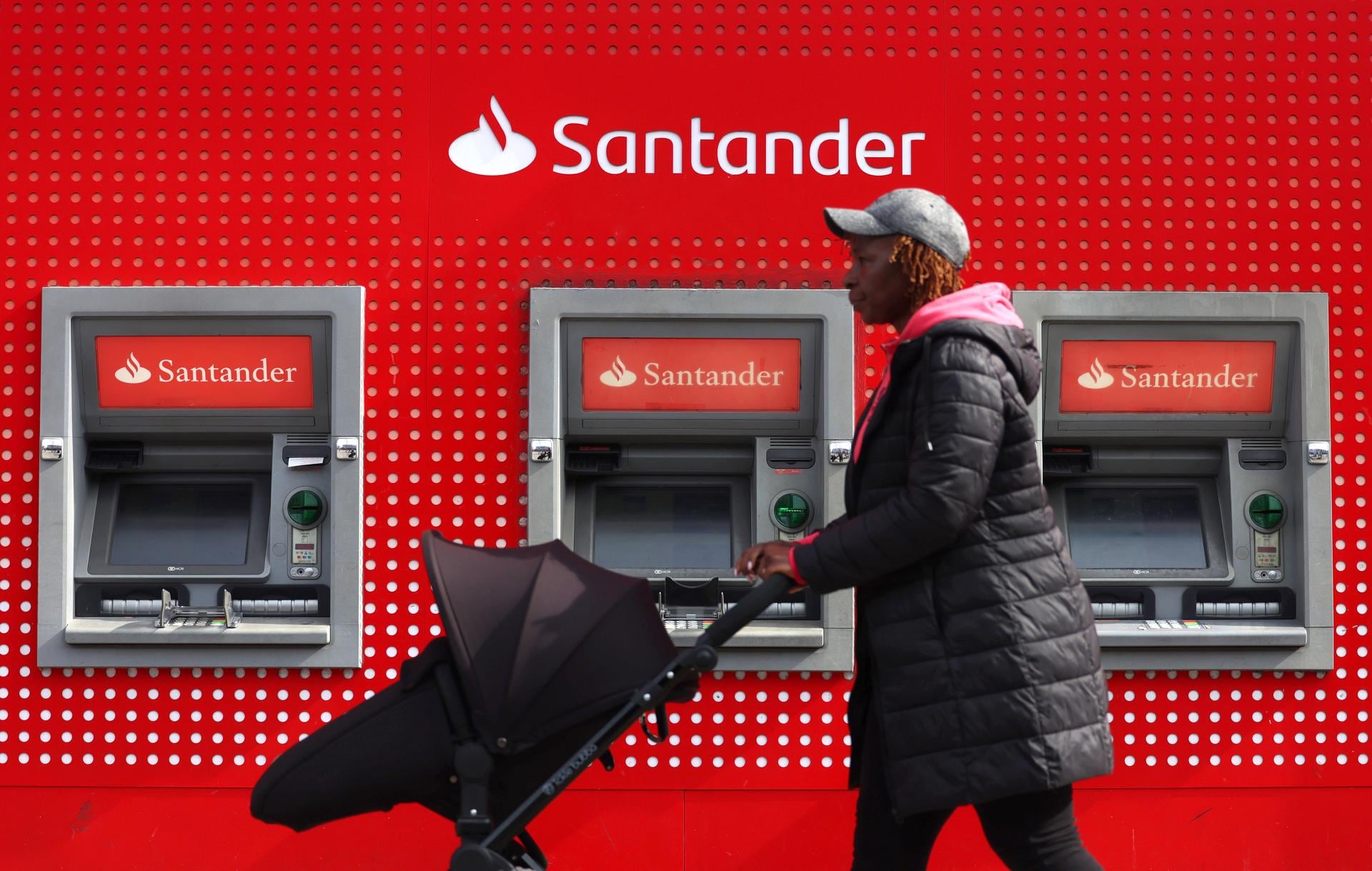 Londres (Reino Unido), 19/03/2025.- Un peatón pasa junto a una sucursal del banco Santander en Londres, Reino Unido, el 19 de marzo de 2025. Santander ha anunciado su plan de cerrar unas 95 sucursales bancarias en todo el país, lo que pondrá en riesgo 750 empleos. (Reino Unido, Londres) | Crédito: EFE/EPA/ANDY RAIN.