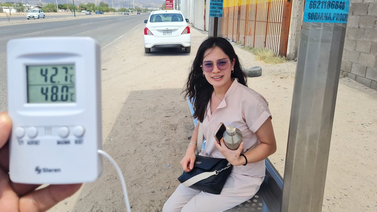 Aneth Samira espera el camión urbano bajo una temperatura de 48 grados centígrados a la intemperie en Sierra Colorada y Progreso, colonia Solidaridad. FOTO: JULIÁN ORTEGA