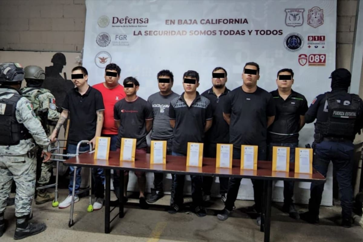 Detienen a ocho presuntos narcomenudistas tras operativo en San Sebastián