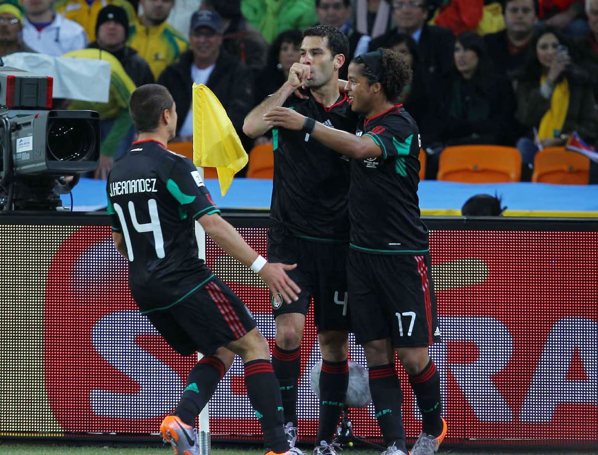 JNB00611047. El jugador mexicano Rafael Márquez festeja con sus compañeros el gol de la igualada (1-1) en el encuentro inaugural del Mundial de Futbol Sudáfrica 2010, en el estadio Soccer City de Johannesburgo. En la imagen, festeja con Giovanni Dos Santos. NOTIMEX/FOTO/JORGE ÁRCIGA/JAA/SPO/