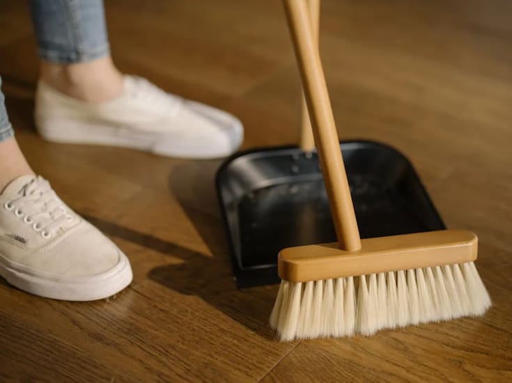 Por qué poner sal y vinagre en la escoba ayuda a limpiar mejor y desinfectar