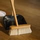 Por qué poner sal y vinagre en la escoba ayuda a limpiar mejor y desinfectar