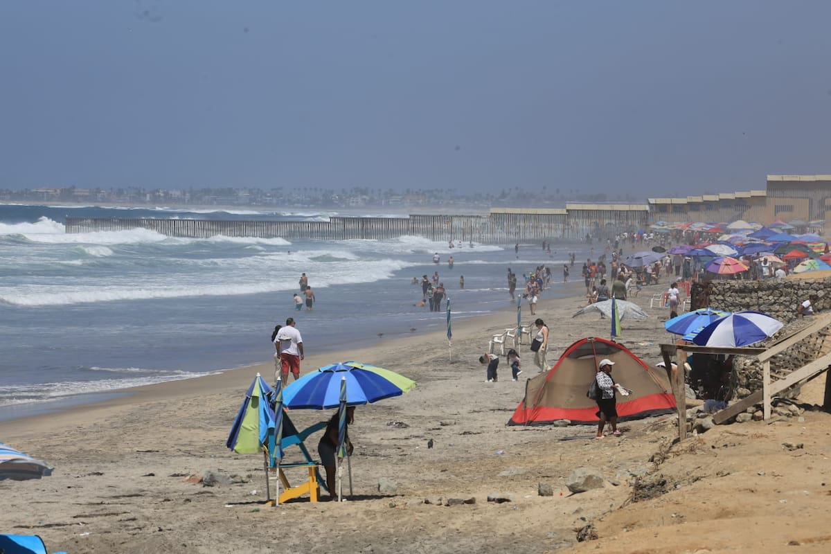 Familias tijuanenses acudieron al Malecón de Playas de Tijuana durante el último domingo de vacaciones. Foto: Sergio Ortiz
