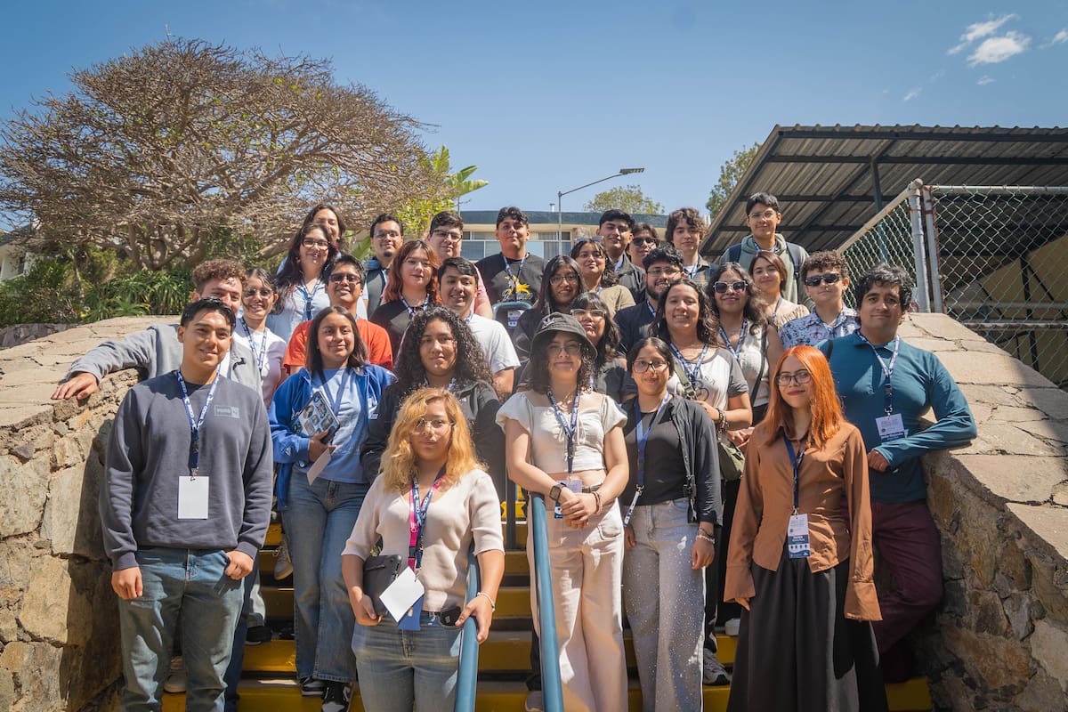 Jóvenes participantes de la Escuela de Verano en Electrónica y Telecomunicaciones durante una de las actividades realizadas en las instalaciones del CICESE, en Ensenada. Foto: Cortesía