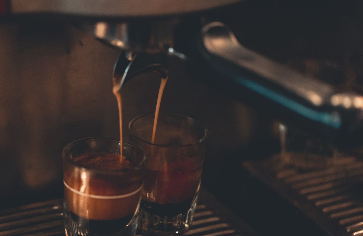 Mantener cápsulas usadas dentro de la cafetera tras cada preparación puede generar humedad, bacterias y mal sabor en el café | Foto: Especial (canva)