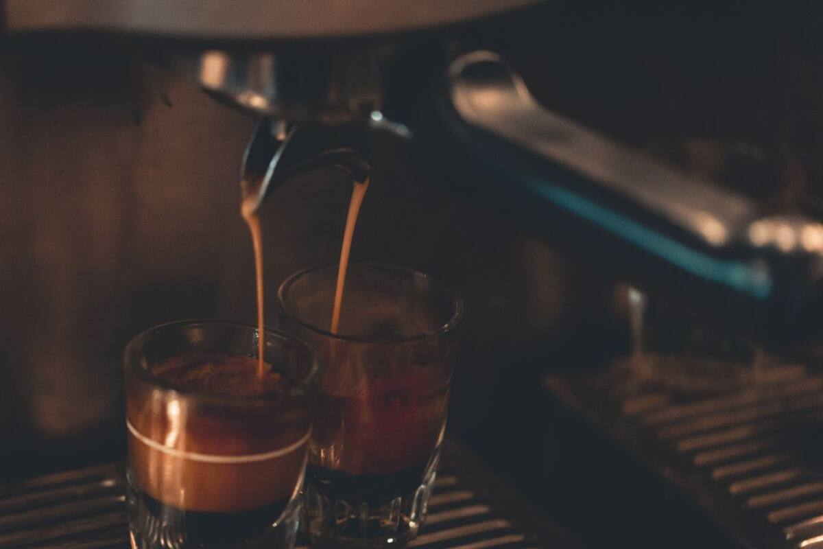 Mantener cápsulas usadas dentro de la cafetera tras cada preparación puede generar humedad, bacterias y mal sabor en el café
