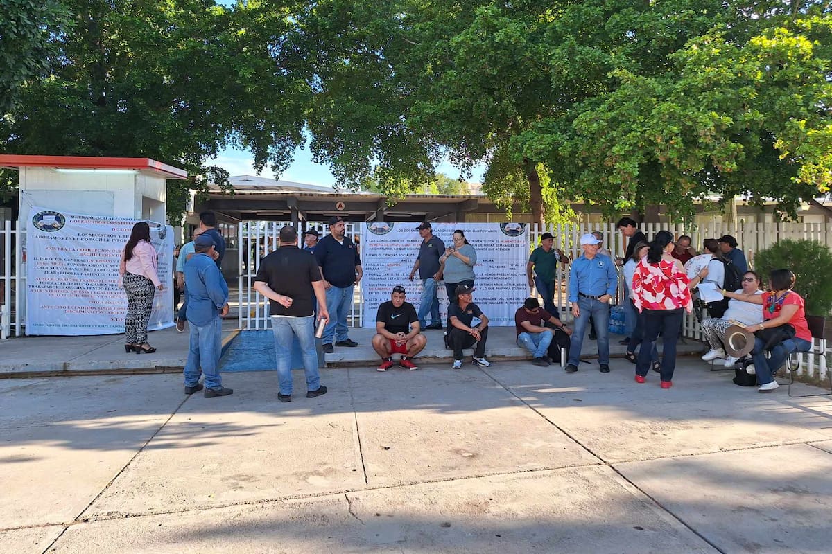 Maestros protestan frente a Cobach Villa de Seris por reducción de horas