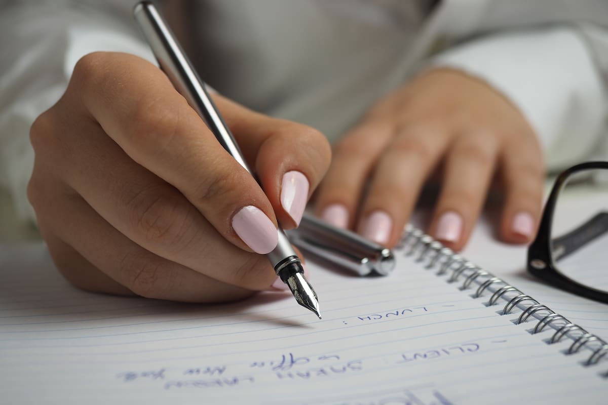 La escritura a mano activa más redes cerebrales que teclear, según un estudio