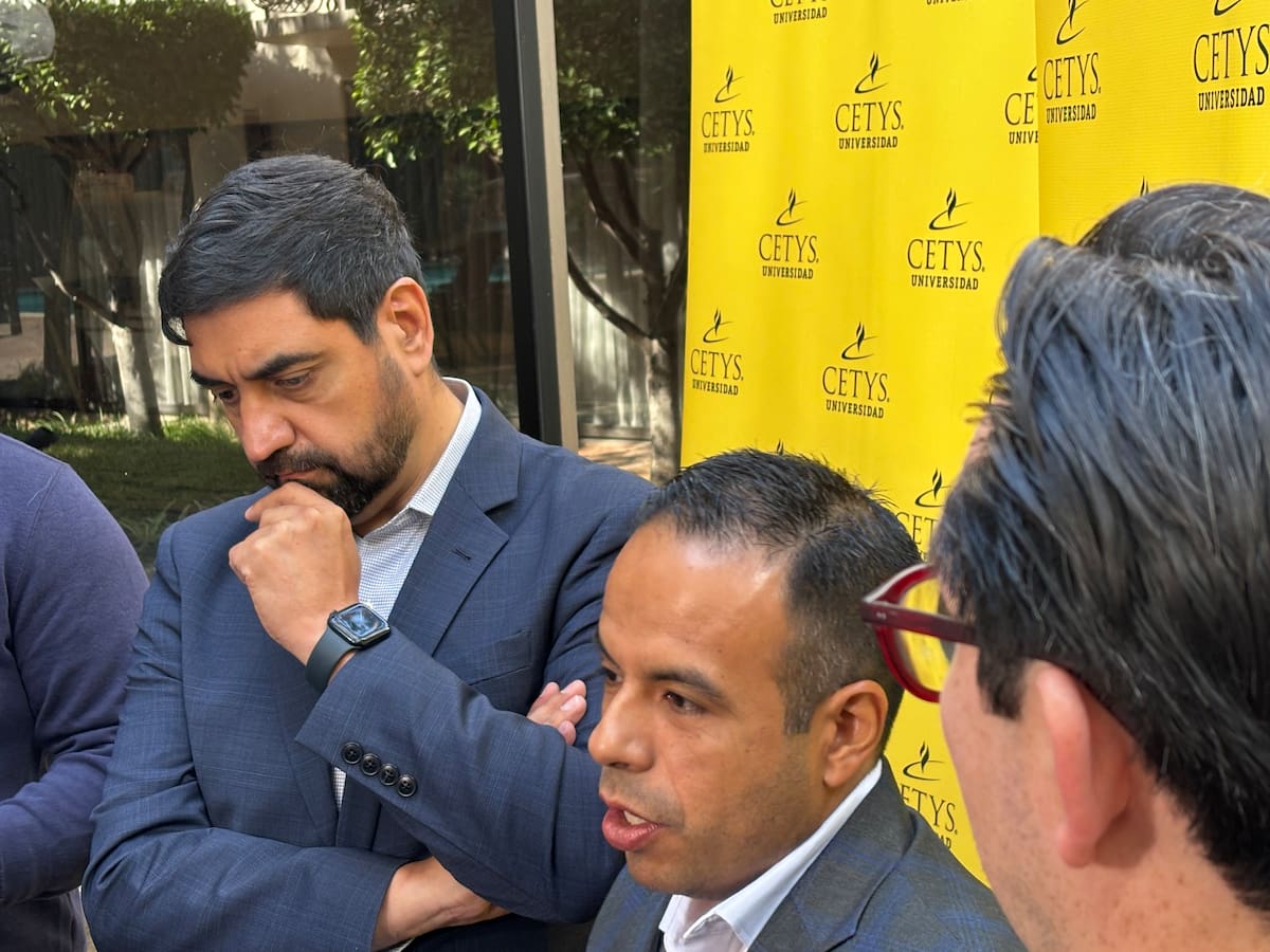 Académicos alertan sobre pérdida de poder adquisitivo, encarecimiento de insumos y freno al crecimiento empresarial. Foto: Lorena Salinas