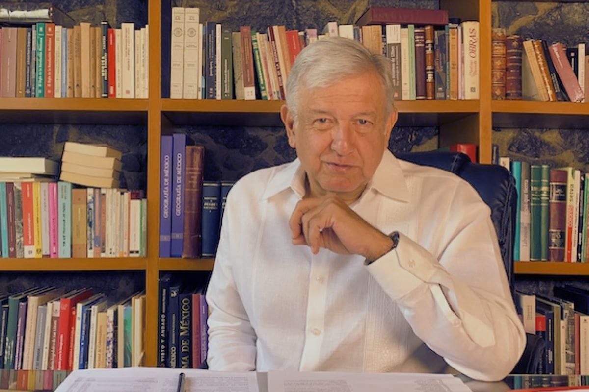 ¿AMLO lee más que tú? Los libros que debes revisar para saberlo