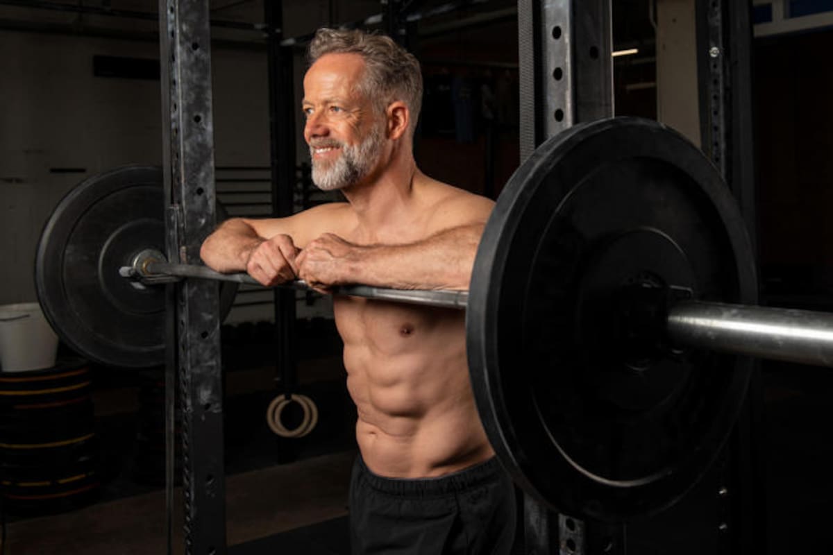 Cinco consejos para lograr un abdomen definido después de los 40, según expertos en entrenamiento y salud