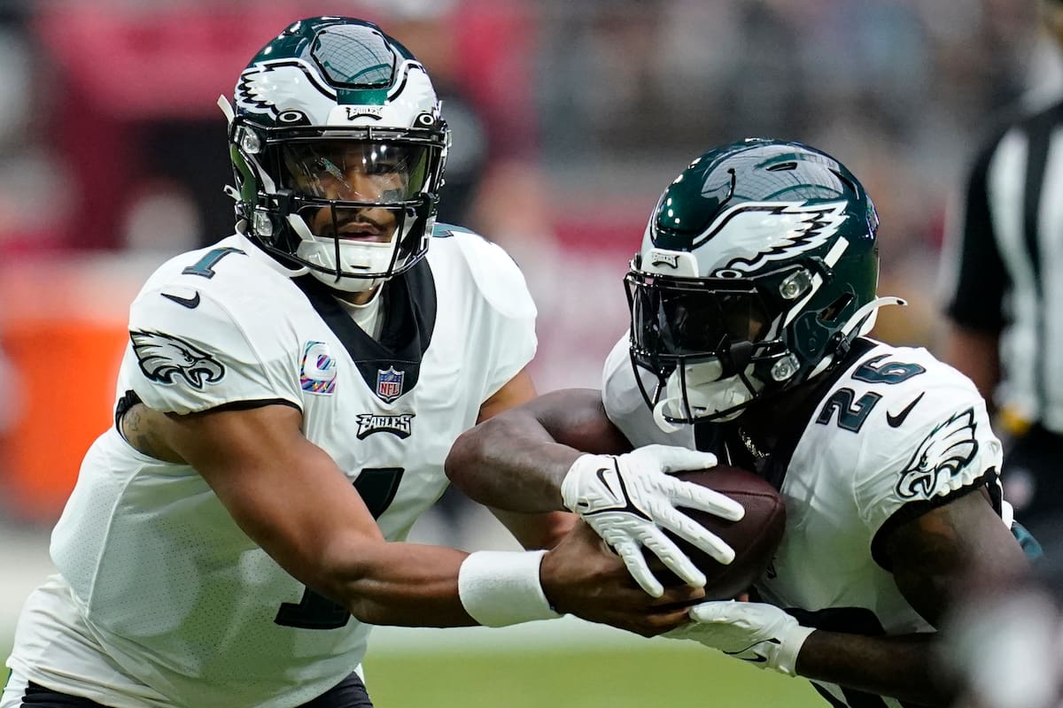 Jalen Hurts, quarterback de los Eagles de Filadelfia, entrega el balón al corredor Miles Sanders en el partido del 9 de octubre de 2022, ante los Cardinals de Aritona (AP Foto/Ross D. Franklin)