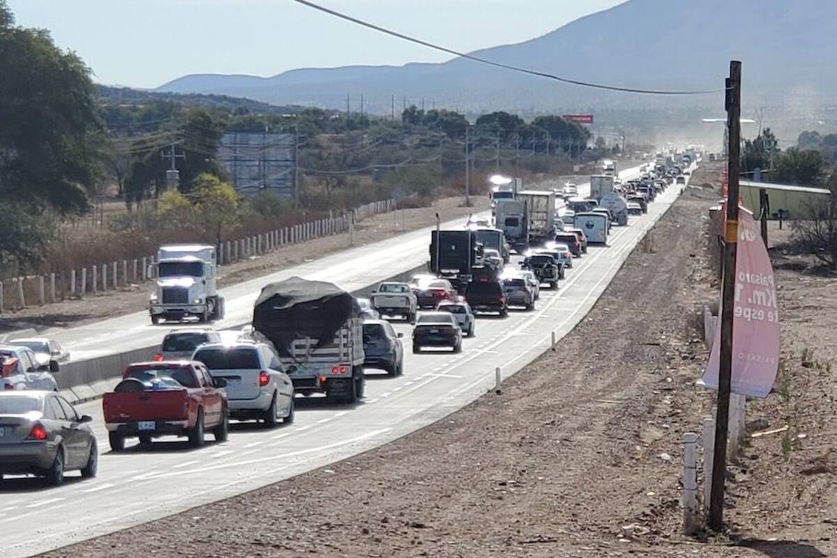Saturan viajeros carreteras; prevén pasen por Sonora 50 mil paisanos