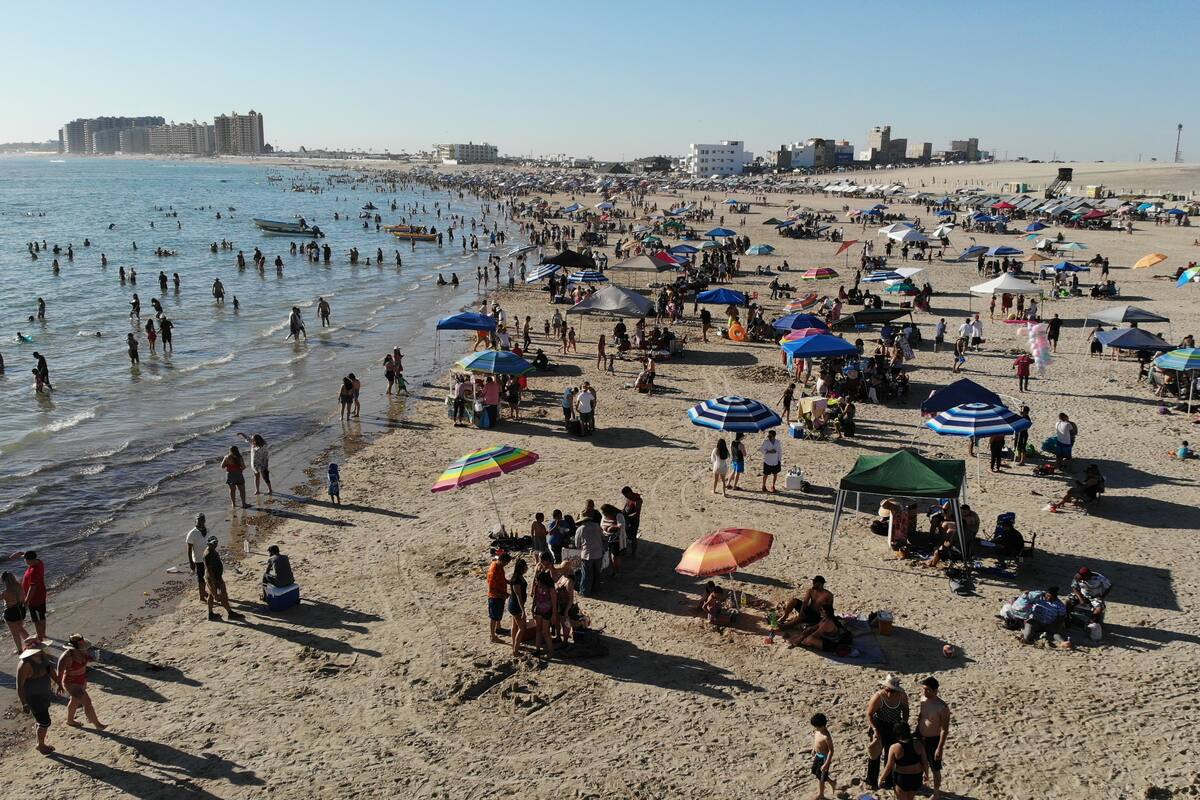 Reviven playas con “puente” y “spring break”