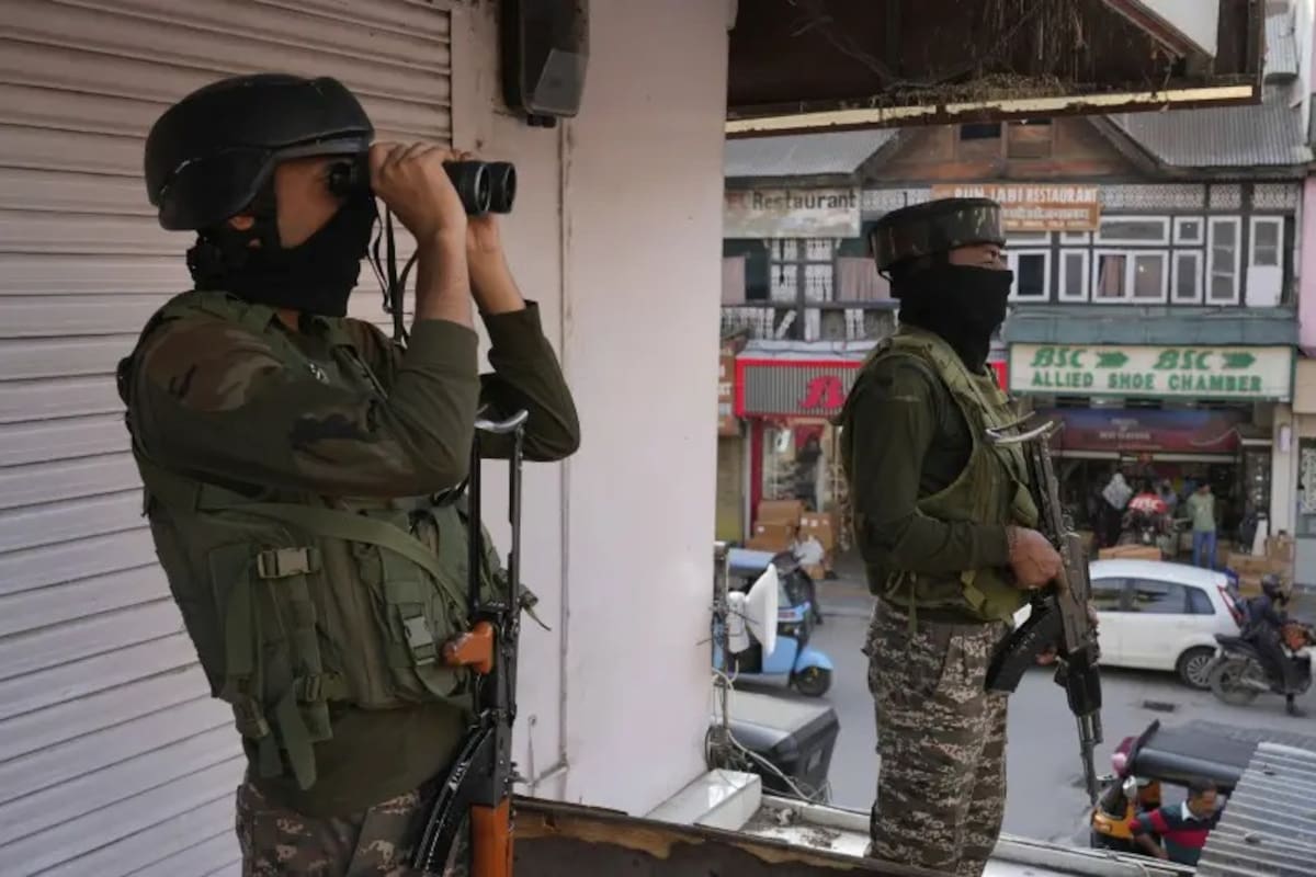 Soldados indios vigilan un mercado en Srinagar, Cachemira bajo control indio, el martes 6 de mayo de 2025. | Crédito: AP/Mukhtar Khan
